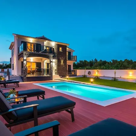 5 Bedroomamazing In بيت للعطل سكرادين