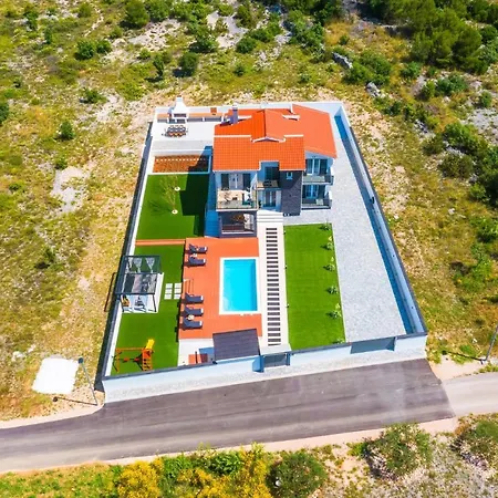 5 Bedroomamazing In سكرادين