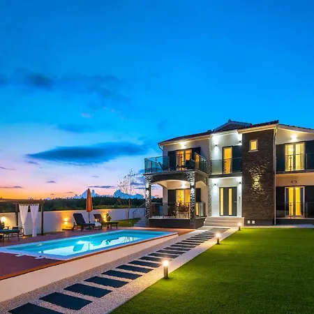بيت للعطل 5 Bedroomamazing In *